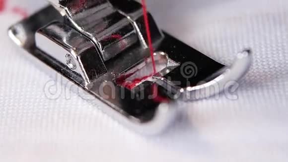 缝纫机执行原针细红线慢动作视频的预览图
