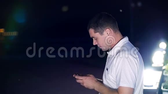男人在你的手机上读留言晚上在灯笼附近视频的预览图