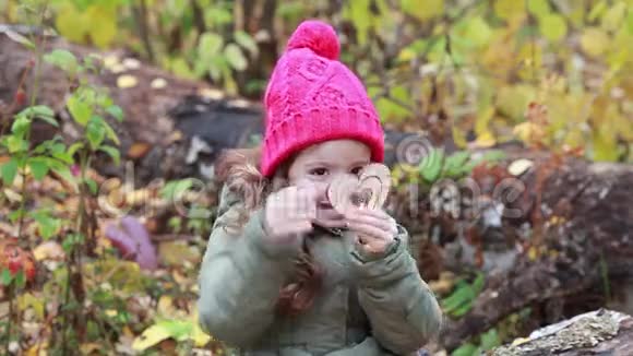 秋林中的女孩捧着一颗装饰的心视频的预览图