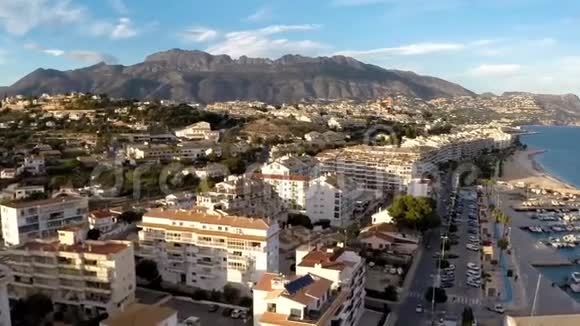 阿尔提亚市的西班牙海岸线以山脉为背景视频的预览图