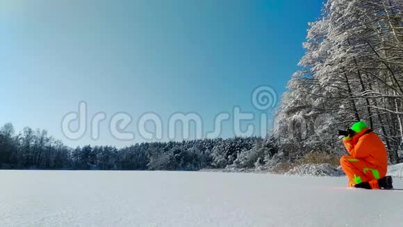 摄影师在冰冻的湖面上拍照视频的预览图
