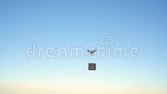 无人机在天空背景上传送包裹慢动作视频的预览图
