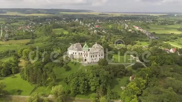 乌克兰利沃夫地区奥列斯科城堡鸟瞰图4公里视频的预览图