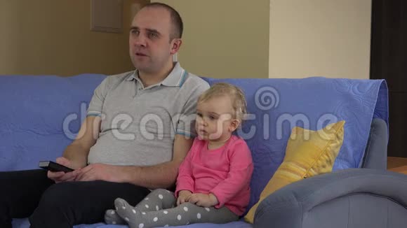 父亲变身电视频道女儿秀负面情绪视频的预览图