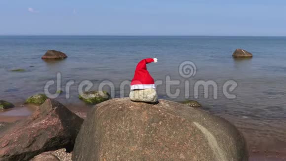 圣诞老人在夏天的海上背景帽子视频的预览图
