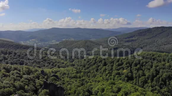无人机空中飞过覆盖着绿林的山脉一片巨大的山脉森林照相机在慢慢地视频的预览图