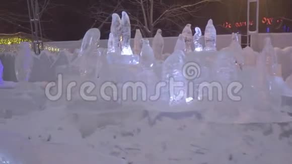 冬城冻企鹅的冰雕俄罗斯的冰雕冰城的雕塑冰雕和视频的预览图