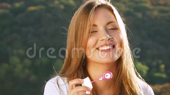 有趣的女孩吹肥皂泡视频的预览图