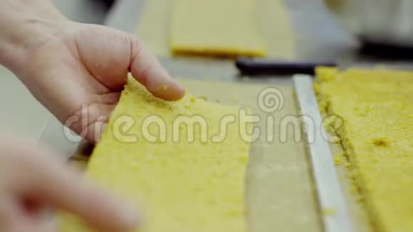 做黄饼的过程视频的预览图