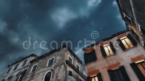 暴雨时古老的建筑物顶着暴风雨的天空视频的预览图
