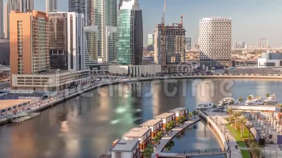 迪拜运河附近的摩天大楼伴随着蓝天的空中时光视频的预览图