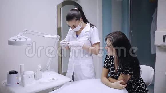 美容师为头皮准备注射注射器视频的预览图