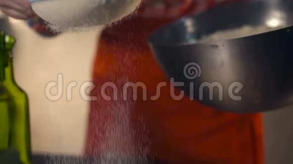 厨师筛面粉做比萨饼慢动作视频的预览图