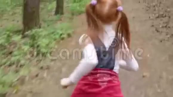 小女孩跑过树林视频的预览图