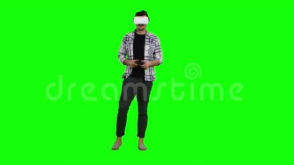 惊讶的人用虚拟现实眼镜玩游戏杆绿色屏幕视频的预览图