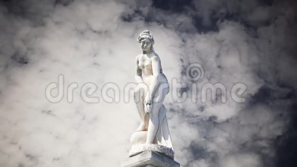 希腊女雕像云景时光流逝视频的预览图