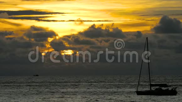 日落时分在热带海域的游艇视频的预览图