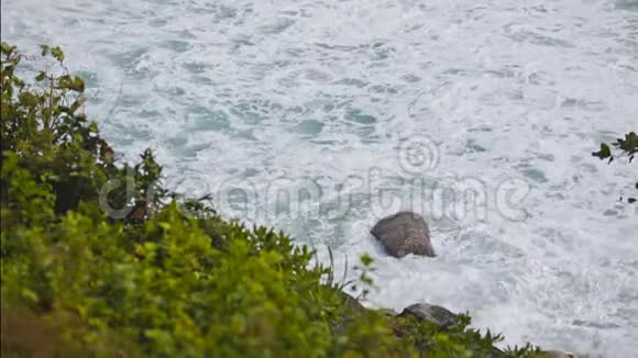 暴风雨中海浪拍打岩石视频的预览图
