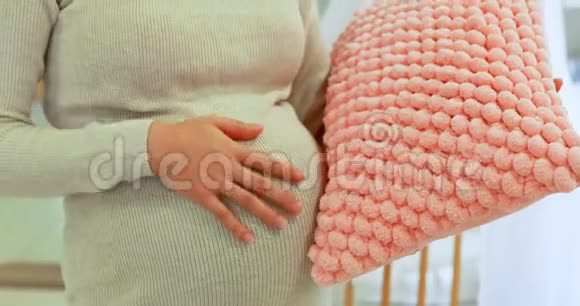 卧室抱枕头孕妇4k视频的预览图