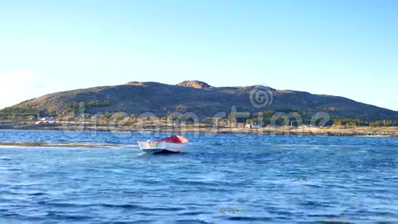 小渔船在轻柔的风浪中漂浮在海面上视频的预览图