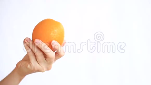 女性手在白色背景上握着一个橙色视频的预览图