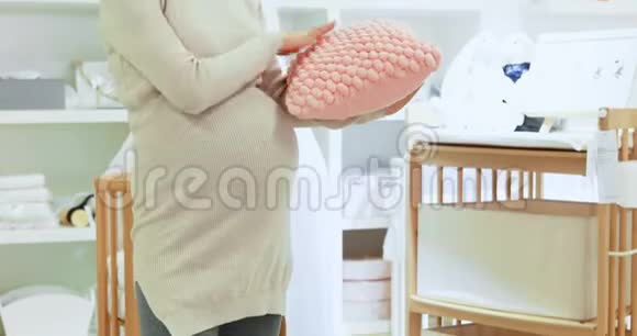卧室抱枕头孕妇4k视频的预览图