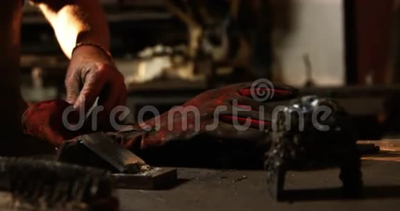 中段焊工戴手套视频的预览图