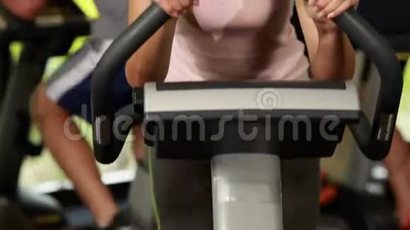 适合做运动自行车的女人微笑着对着镜头视频的预览图