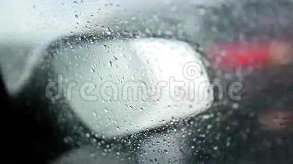 雨秋直路婚礼车队车后视镜中的路景视频的预览图