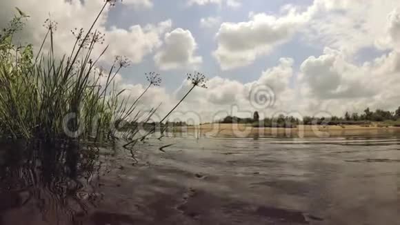 一条带云的蓝天下的河流视频的预览图