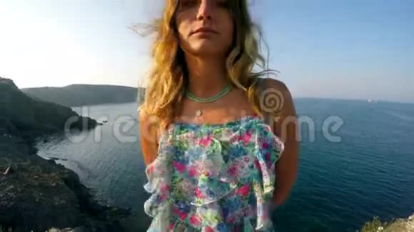 年轻女子微笑着她在山上在海边视频的预览图