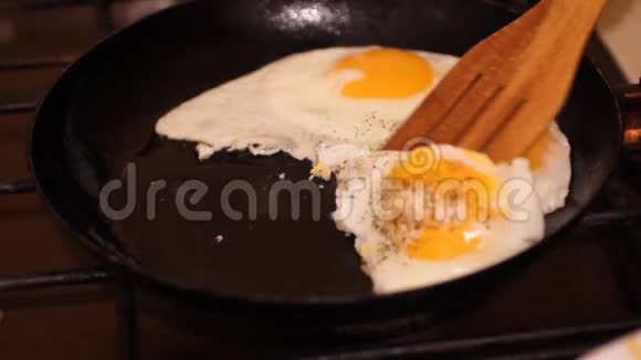厨师用锅铲扒煎蛋高清视频的预览图