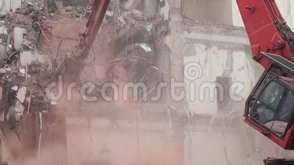 用液压破碎机拆除房屋视频的预览图