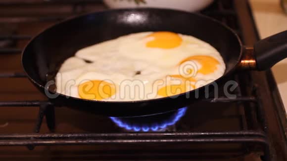锅里煎鸡蛋每秒拍摄480帧破鸡蛋掉进煎锅里高清高清视频的预览图