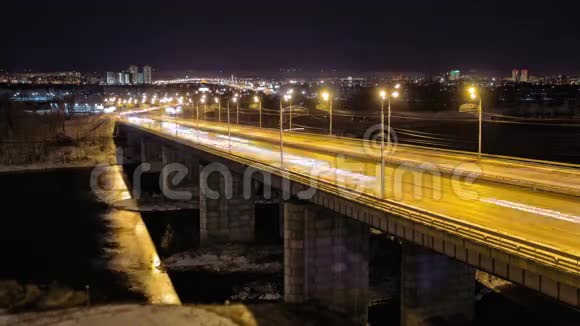 跨河大桥夜间交通延时俄罗斯克拉斯诺亚尔斯克视频的预览图
