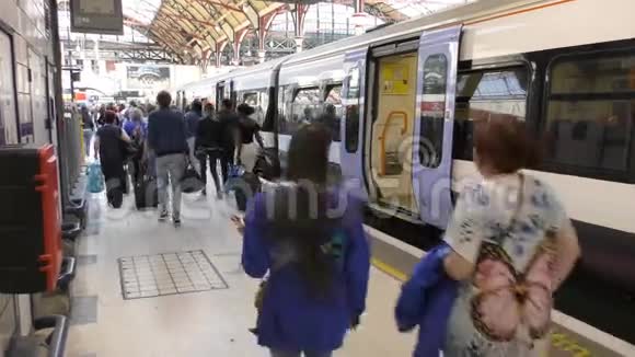 城市火车站乘客上站台视频的预览图