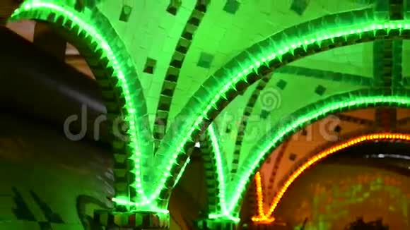 天花板附近的带灯拱形餐厅东方风格视频的预览图