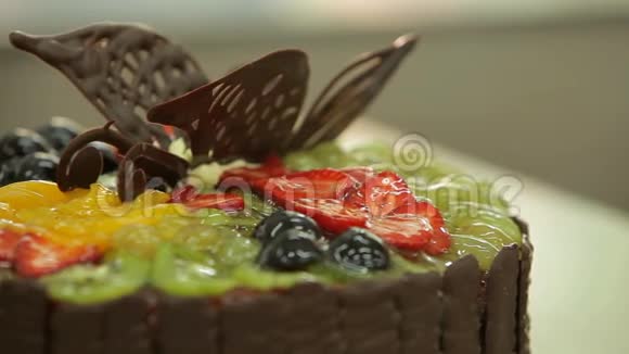 近距离观看巧克力蛋糕与水果顶部上面的果冻水果视频的预览图