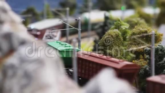 快速列车与货车在农村缓慢移动3840x2160视频的预览图