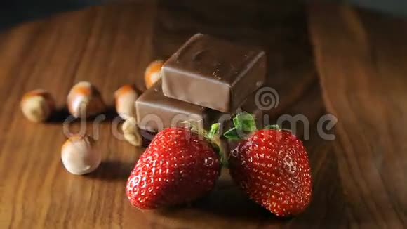 巧克力草莓和坚果视频的预览图
