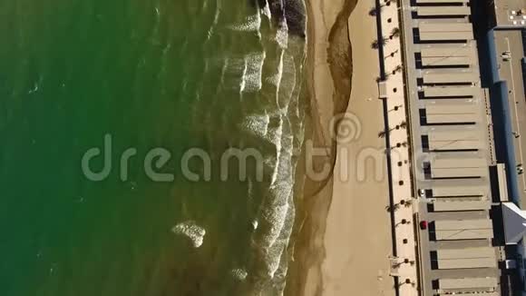 从空中观看海滩海洋购物中心在一个阳光和多风的日子在阿尔伯拉亚巴伦西亚视频的预览图