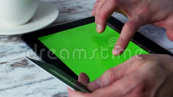 男人正在咖啡馆里用平板电脑空绿屏幕购物4k视频的预览图