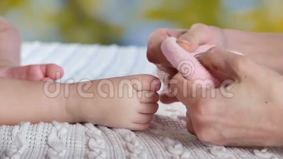 妈妈给宝宝穿粉红色的袜子视频的预览图