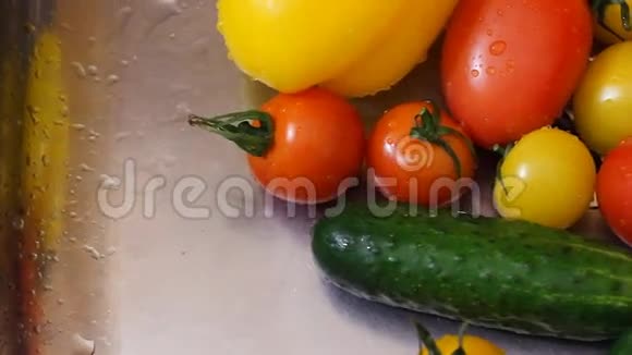 慢动作泼在甜椒上的水慢动作泼在幻影柔滑的新鲜蔬菜上的水放在金属水槽里视频的预览图