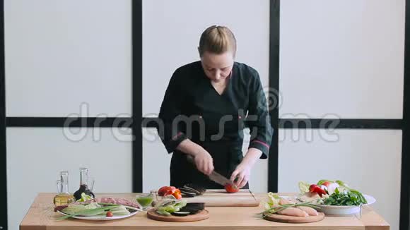 厨师把蔬菜摆在板上烤视频的预览图