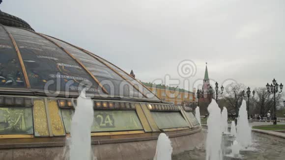 莫斯科的曼尼兹纳亚广场世界之钟喷泉视频的预览图