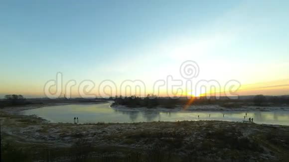 清洗河上的冰人们骑着溜冰鞋时光流逝日落视频的预览图
