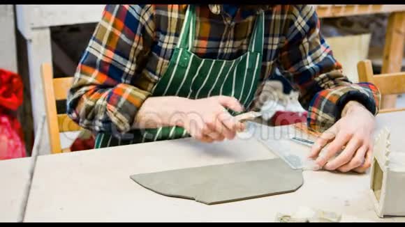 男陶工在做一块粘土视频的预览图