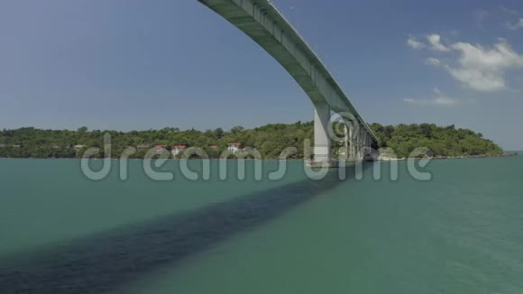 桥过海柏油路蓝水钻射中柬埔寨视频的预览图