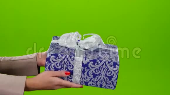 带有礼物的盒子用蓝色纸包装上面有装饰视频的预览图